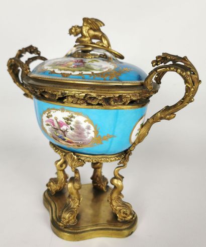 null Pair of Sèvres porcelain incense burners, the mounts in gilt bronze.

The porcelain...