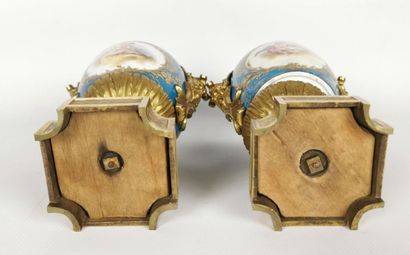 null Pair of cassolettes forming a perfume burner in porcelain, the mounts in gilt...
