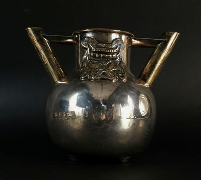 null TANE, Mexico.

Vase étrier à deux becs en argent, dans le style précolombien.

H_20...