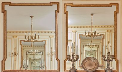 null Paire de miroirs en bois mouluré, sculpté et doré.

Style Louis XVI.

H_163...