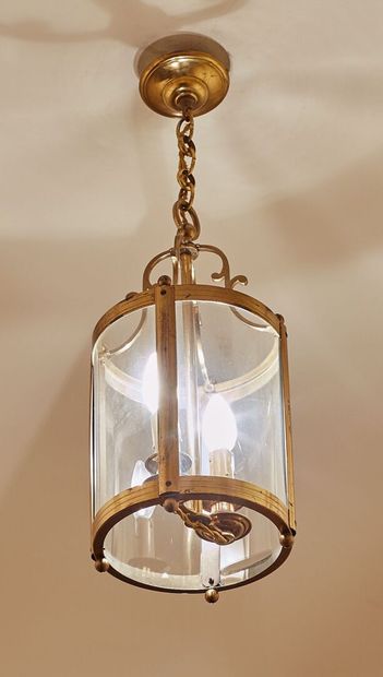 null Suite de trois lanternes en laiton et verre.

Style Louis XVI.

H_64 cm