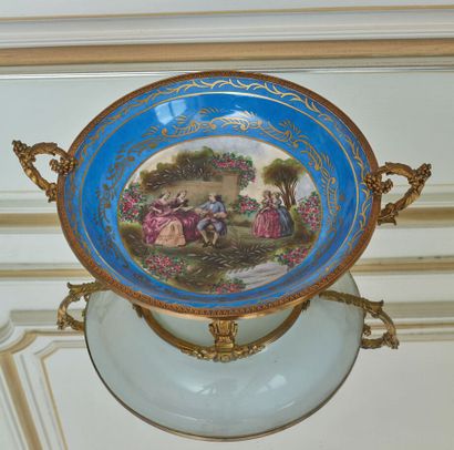 null LIMOGES, dans le goût de SEVRES.

Coupe en porcelaine à décor polychrome d'une...