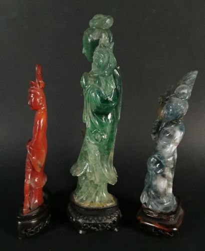 null CHINE.

Trois statuettes représentant une guanyin, une en agate, une serpentine...