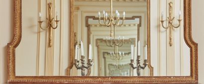 null Paire de miroirs en bois mouluré, sculpté et doré.

Style Louis XVI.

H_163...
