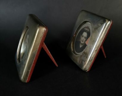 null TANE, Mexico.

Pair of silver and varnished wood frames with medallion views...