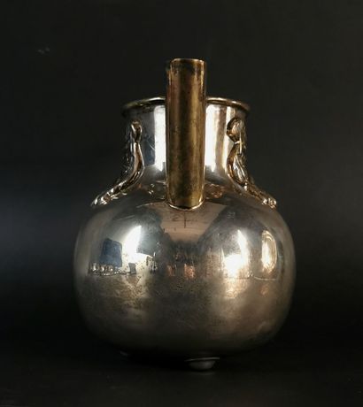  TANE, Mexico. 
Vase étrier à deux becs en argent, dans le style précolombien. 
H_20...