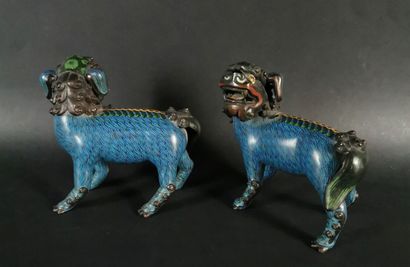 null CHINE.

Paire de chiens de Phö en bronze et émaux cloisonnés polychrome.

H_...
