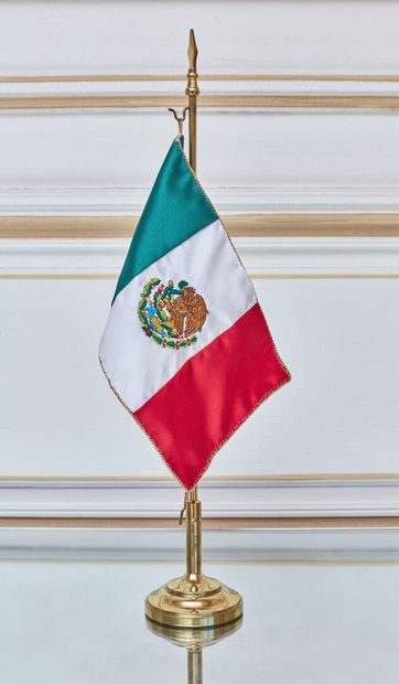 null Flag of office of the Mexican president, in brass and embroidered fabric.

H_47,5...