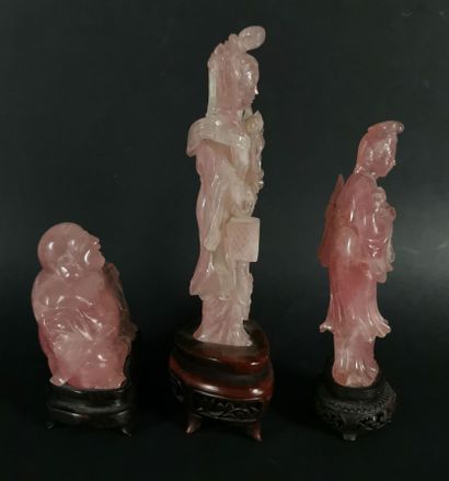null CHINE.

Deux statuettes de guanyins et un bouddha en quartz rose. 

H_ 18 cm,...