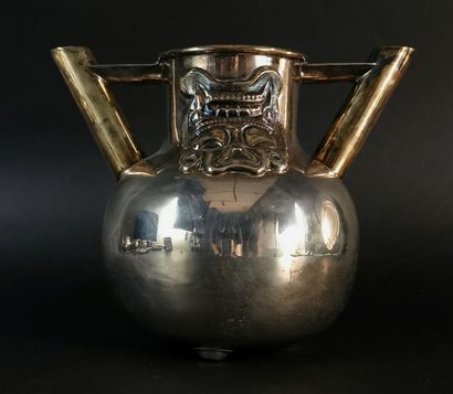  TANE, Mexico. 
Vase étrier à deux becs en argent, dans le style précolombien. 
H_20...