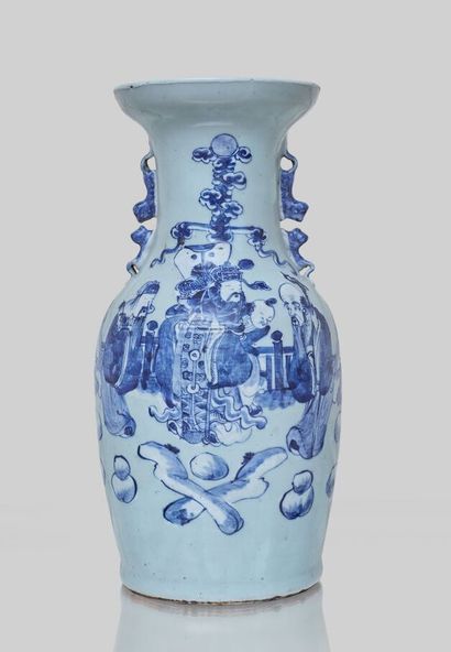 null CHINE.

Vase en porcelaine à fond céladon à décor en camaïeu bleu de dignitaires...