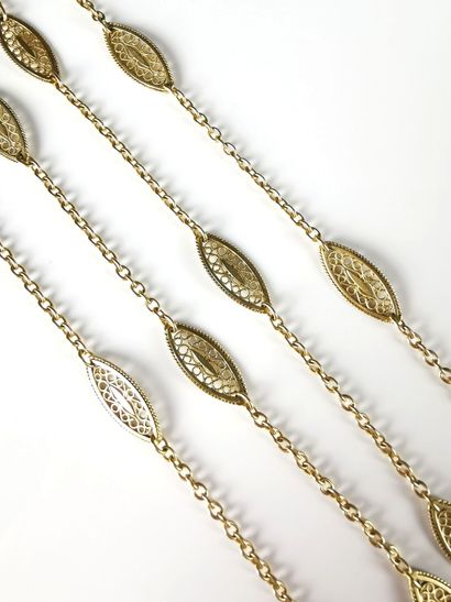 null Long necklace in yellow gold, alternating with ten oval filigree openwork ornaments.

L_79...