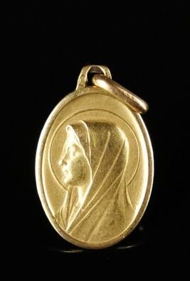 null Pendentif ovale en or jaune, figurant la Vierge de profil.

Gravée "Michèle...