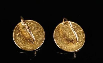 null Paire de boucles d'oreilles en or jaune, ornées de deux pièces de 10 francs...