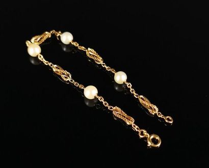 null Bracelet en or jaune orné de quatre perles.

L_ 18 cm.

Diamètre des perles...