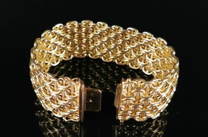 null Yellow gold bracelet with interlaced free link.

L_ 18 cm.

53.02 grams, 18K,...