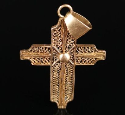 null Pendant in cross in gold filigree.

H_6,2 cm.

9.57 grams, 18K, 750°/00