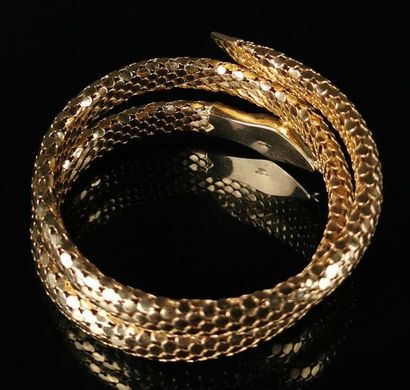 null Bracelet en or jaune formant un serpent enroulé.

D_ 5.5 cm.

67.93 grammes,...