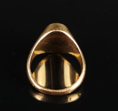null Gold signet ring with the number J.

Finger size: 54.

12.11 grams, 18K, 75...