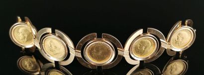 null Bracelet articulé en or jaune orné de cinq souverains en or.

L_ 20 cm.

96.68...