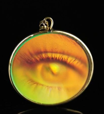 null Pendentif circulaire en or jaune, orné d'une dalle de verre à décor d'un oeil...