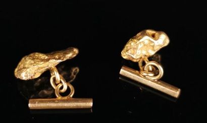 null Pair of yellow gold and gold nugget cufflinks.

12.36 grams, 18K, 750°/00