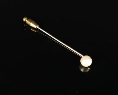 null Épingle de cravate en or ornée d'une perle.

L_ 7 cm.

Poids brut : 2.24 grammes,...