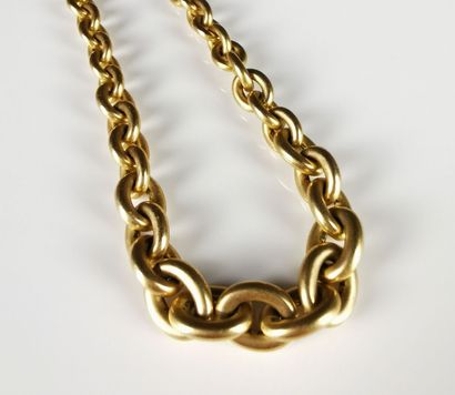 null Necklace with mesh forçat in yellow gold, the links of increasing size.

L_44...