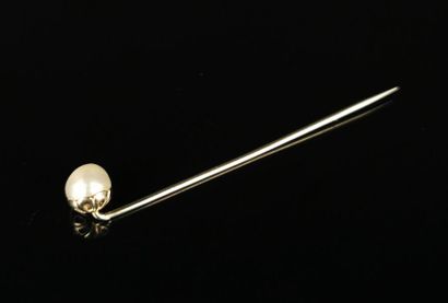 null Épingle de cravate en or ornée d'une perle.

L_ 7 cm.

Poids brut : 2.24 grammes,...