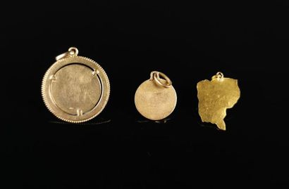 null Trois pendentifs en or, l'un figurant la Guyane française, les deux autres à...