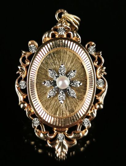 null Pendentif médaillon porte-photo en or, diamants et perle

L_ 4.5 cm.

Poids...