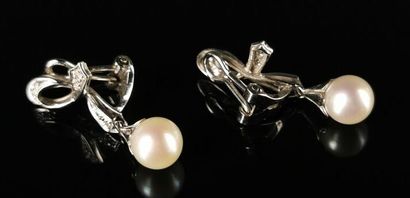 null Paire de clips d'oreilles en or blanc, perles de culture et diamants taille...