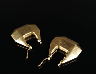 null Paire de boucles d'oreilles en or jaune de forme géométrique. 

H_ 2.5 cm.

5,65...