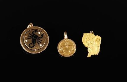 null Trois pendentifs en or, l'un figurant la Guyane française, les deux autres à...