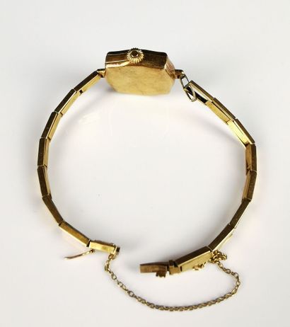 null Montre bracelet de dame à bracelet articulé et boîtier en or jaune.

Le cadran...