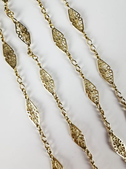 null Long necklace in yellow gold with oval filigree links.

L_ 92 cm.

40.00 grams,...