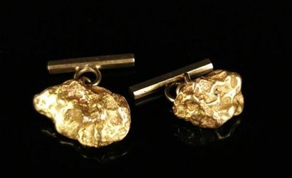 null Pair of yellow gold and gold nugget cufflinks.

12.36 grams, 18K, 750°/00