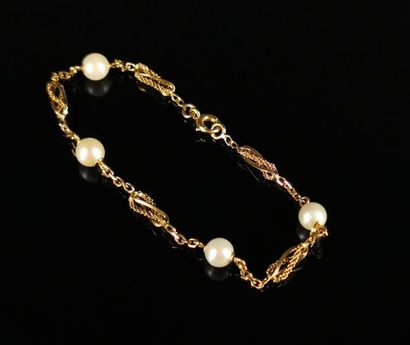 null Bracelet en or jaune orné de quatre perles.

L_ 18 cm.

Diamètre des perles...