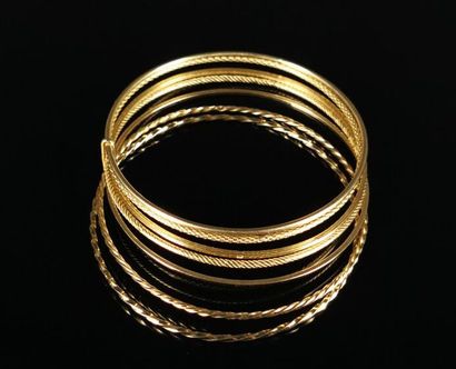 null Seven bracelets semainier in yellow gold knotted.

D_ 6.2 cm.

38.43 grams,...