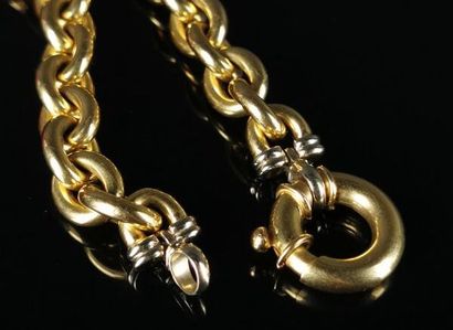 null Necklace with large oval link forçat in yellow gold, the attachments of the...