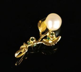 null Pendentif en or jaune orné de deux émeraudes et une perle.

H_2,3 cm.

Poids...