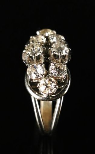 null Bague en or et platine ornée de huit diamants. 

XIXème siècle.

Tour de doigt...