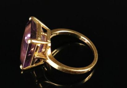 null Bague en or jaune ornée d'une améthyste taille émeraude. 

Tour de doigt : 54.

Poids...