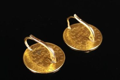 null Paire de boucles d'oreilles en or jaune, ornées de deux pièces de 10 francs...