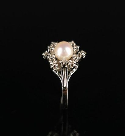 null Bague en or blanc ornée d'une perle, épaulée en marguerite de petites pierres...