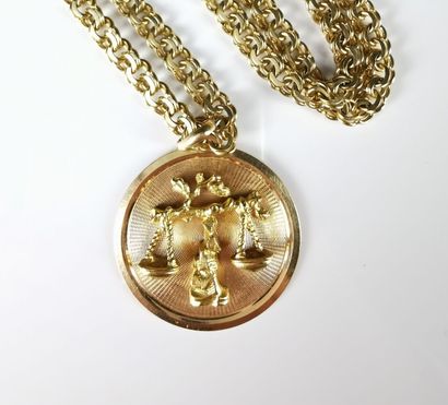 null Collier en or jaune à maille corde, ornée d'une médaille en pendentif figurant...