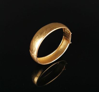 null Bracelet jonc en or jaune.

L_6,1 cm l_1,5 cm.

15,65 grammes, 18K, 750°/00