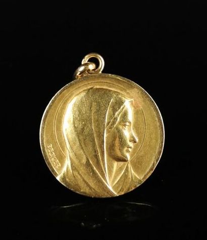 null BECKER.

Religious medal in yellow gold, with decoration in bas-relief of a...
