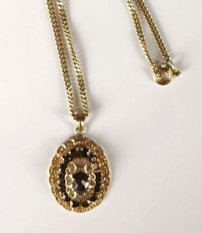 null Yellow gold necklace with fine chain link, holding an oval pendant in yellow...