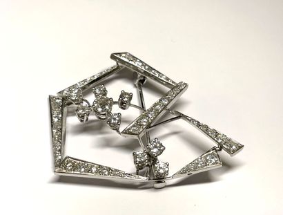 null Broche moderniste ajourée en or gris, ornée de diamants ronds, le plus important...